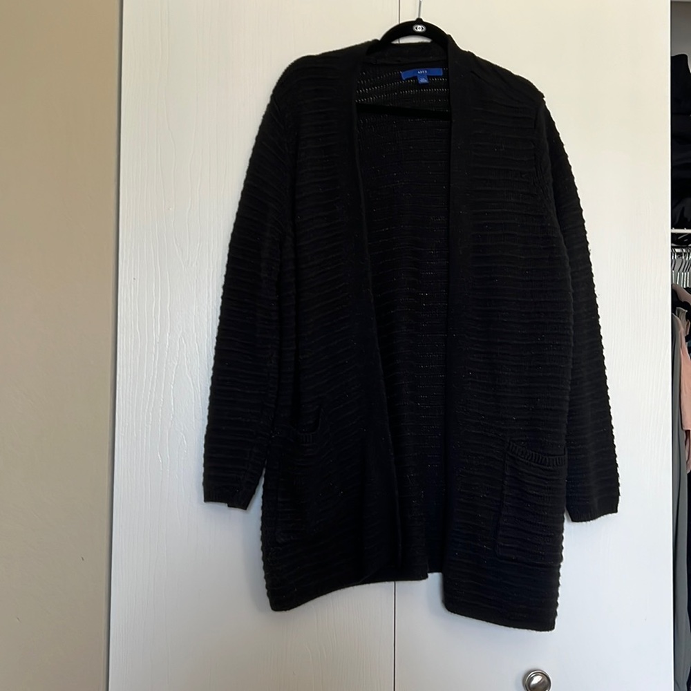 Black cardigan with two pockets.